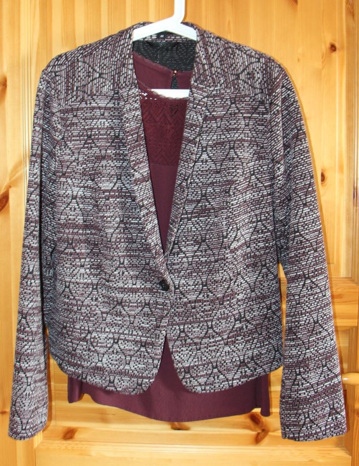 Comma-Set, Blazer & Top, Gr. 42/44, Fb. beere schwarz, neuwertig in Achtrup