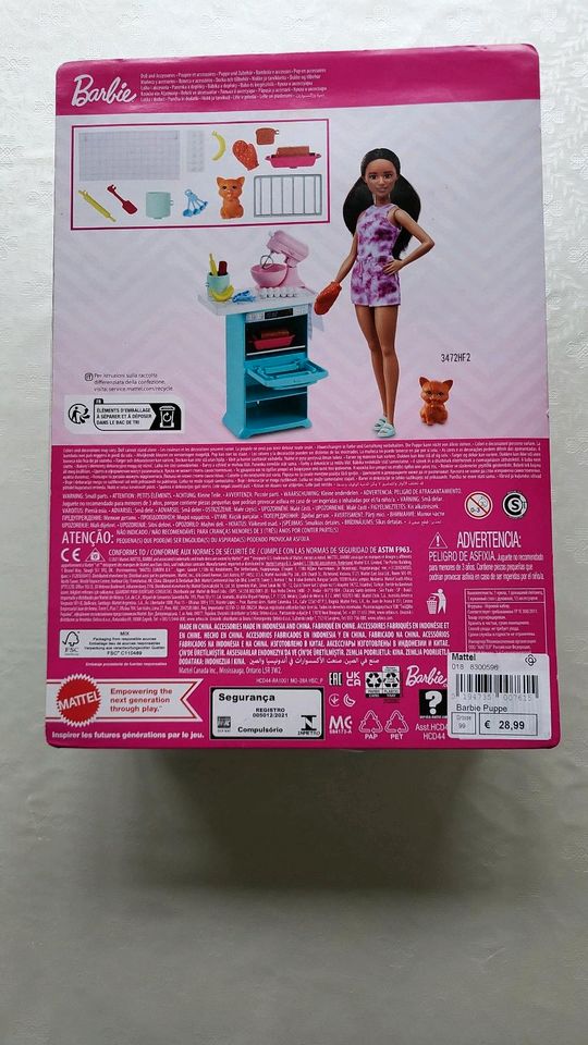 Barbie Puppe mit Back Utensilien in Dreieich