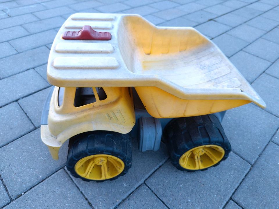 Kipplaster Laster Kinderfahrzeug Sandspielzeug in Berlin