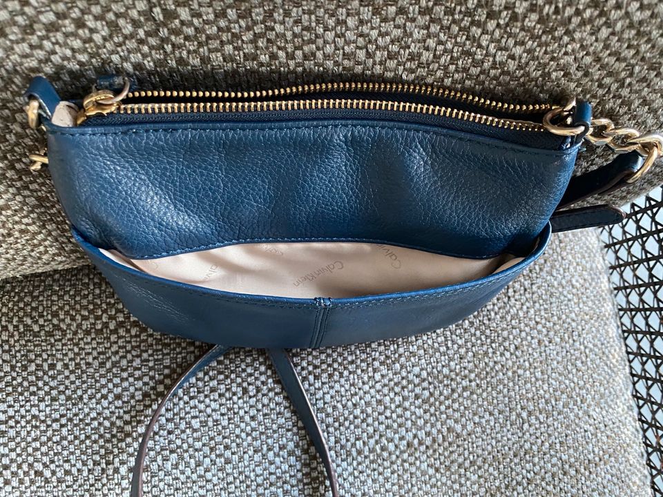 Calvin Klein Leder Handtasche blau in Gütersloh