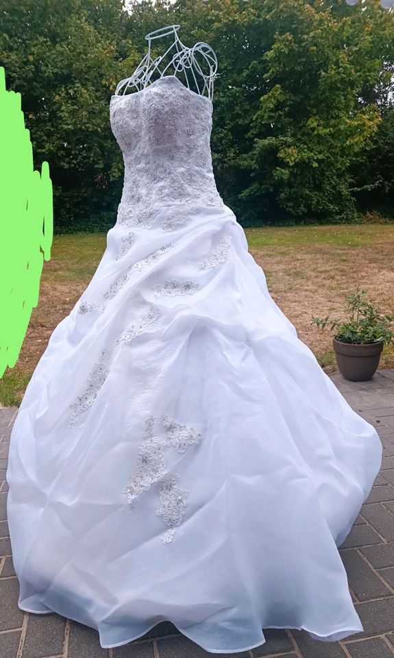 Brautkleid getragen weiß mit Schleppe und Reifrock in Kirchgellersen