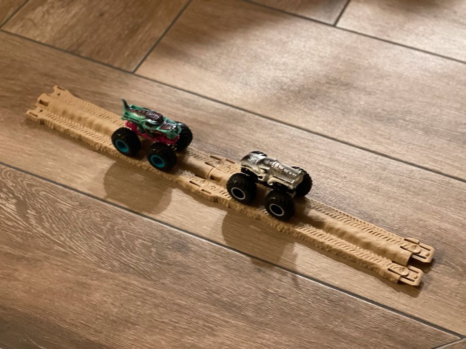 Hot Wheels Monster Truck Straßen Strecken Schienen Bahn in Uedem