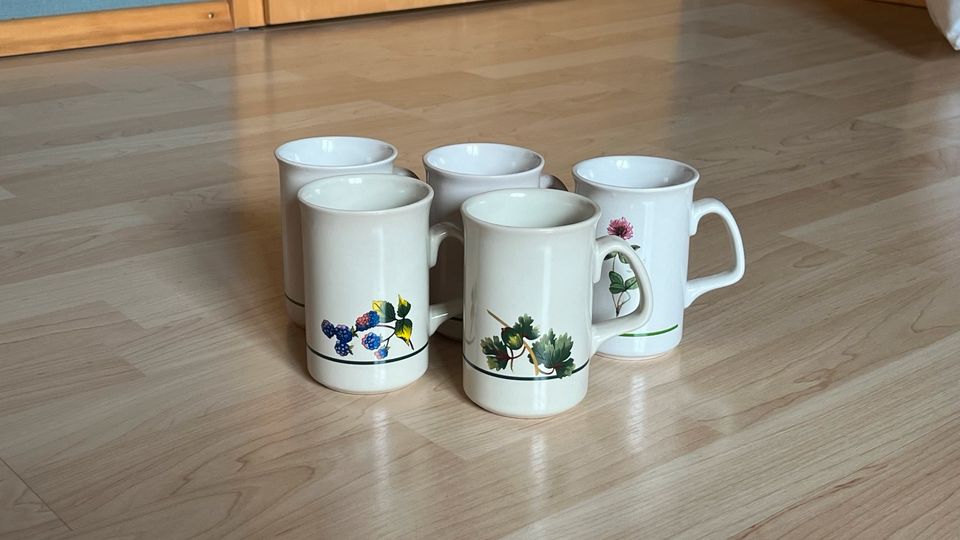 Fünferset Tassen mit floralen Motiven in Niddatal