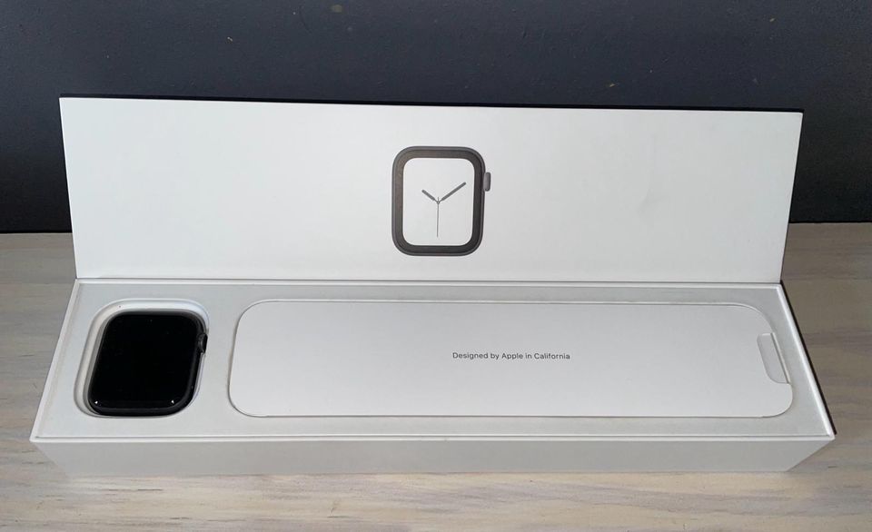 Apple Watch Series 4 Space Grau 44mm in Reichenbach (Oberlausitz)