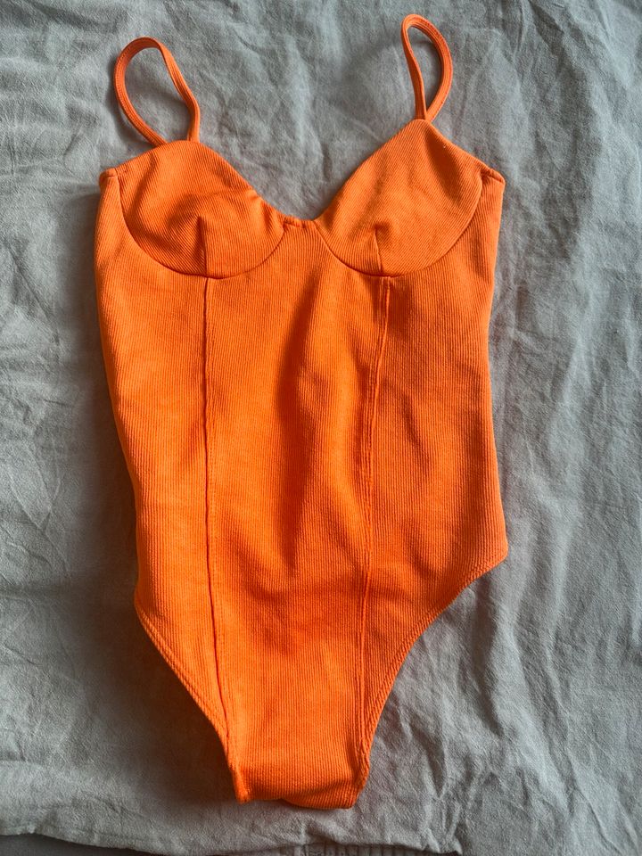 Orangener Body in Düsseldorf