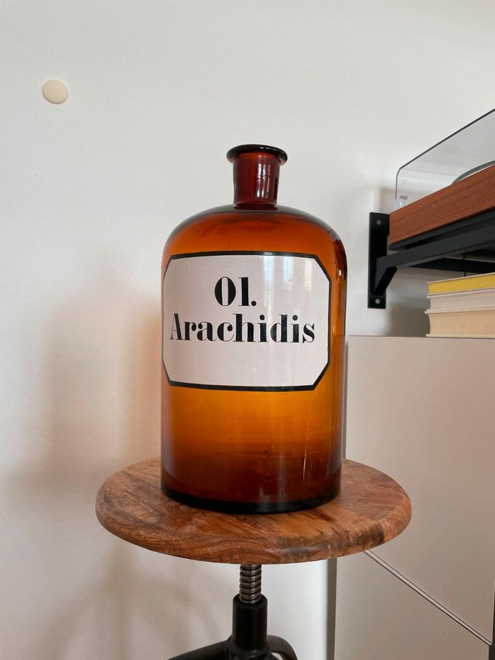große Apothekerflasche Braunglas mit gemaltem Etikett / Erdnussöl in Berlin