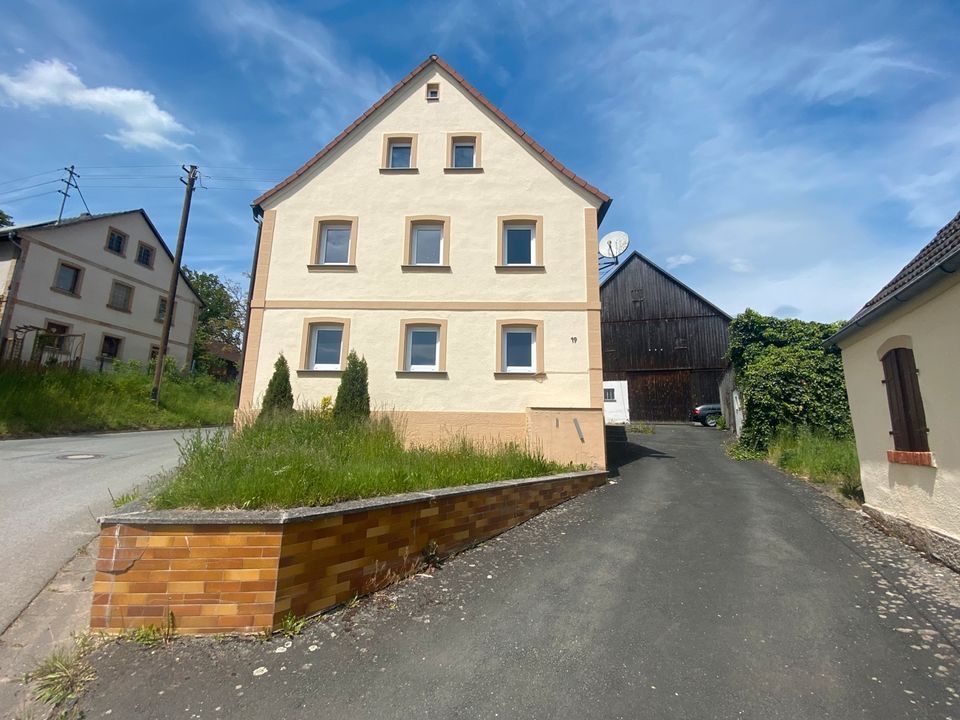 Fertig zum Innenausbau! Teilsaniertes Bauernhaus in ruhiger Umgebung in Kulmbach