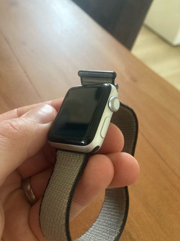 Apple Watch Series 3 GPS | 38 mm Aluminiumgehäuse | Space Grau in Wuppertal
