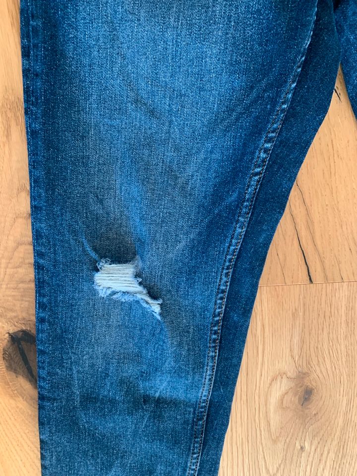 Zara Herren Jeans destroyed Look blau Größe 31 Slim Fit Cropped in Ebersburg