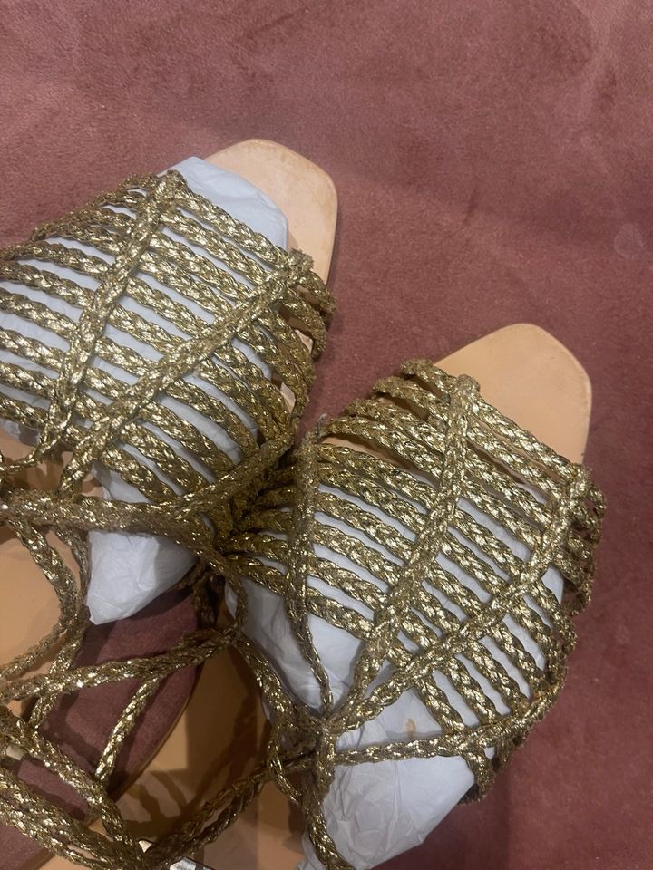 ZARA SANDALEN GOLD in München