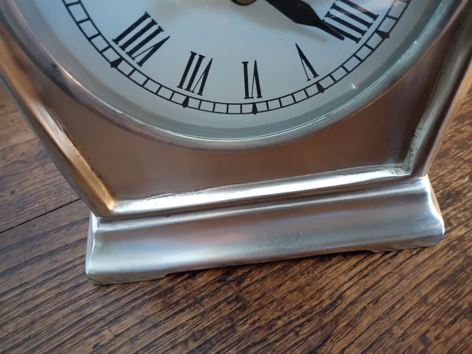 Tisch-Uhr ,Vintage,  silberfarben, Metall, nostalgisch, Kamin-Uhr in Braunfels