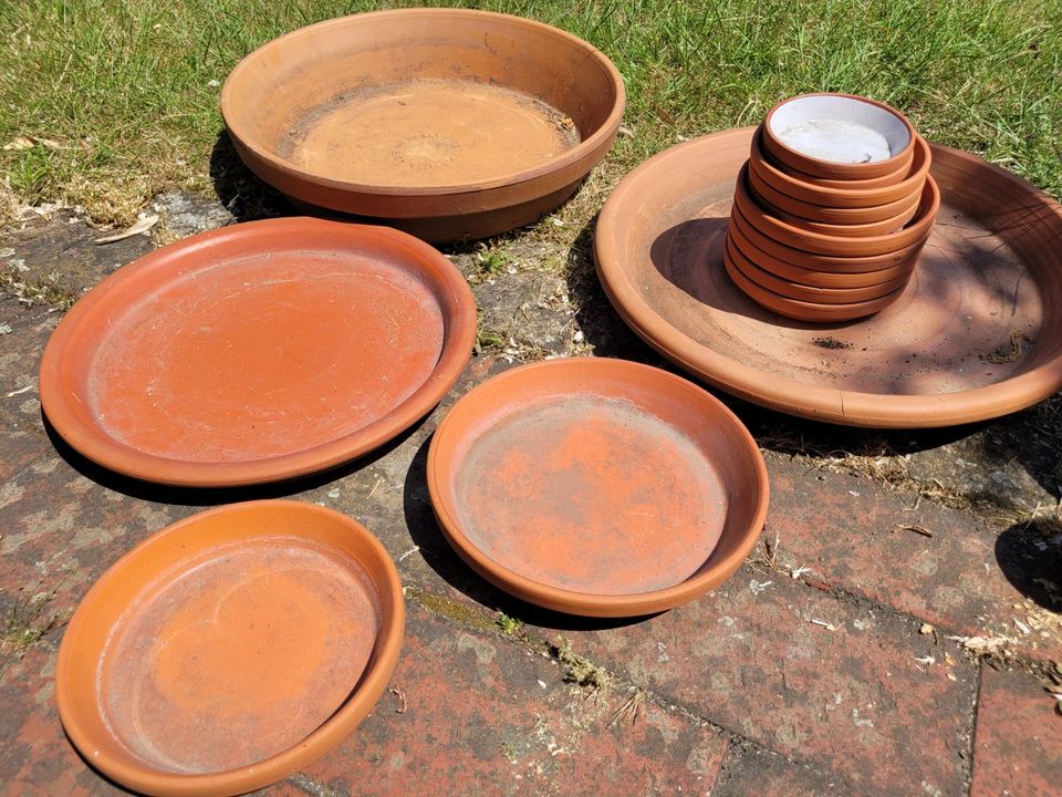 Terracotta kleine Töpfe und kleine und große Untersetzer in Wedemark