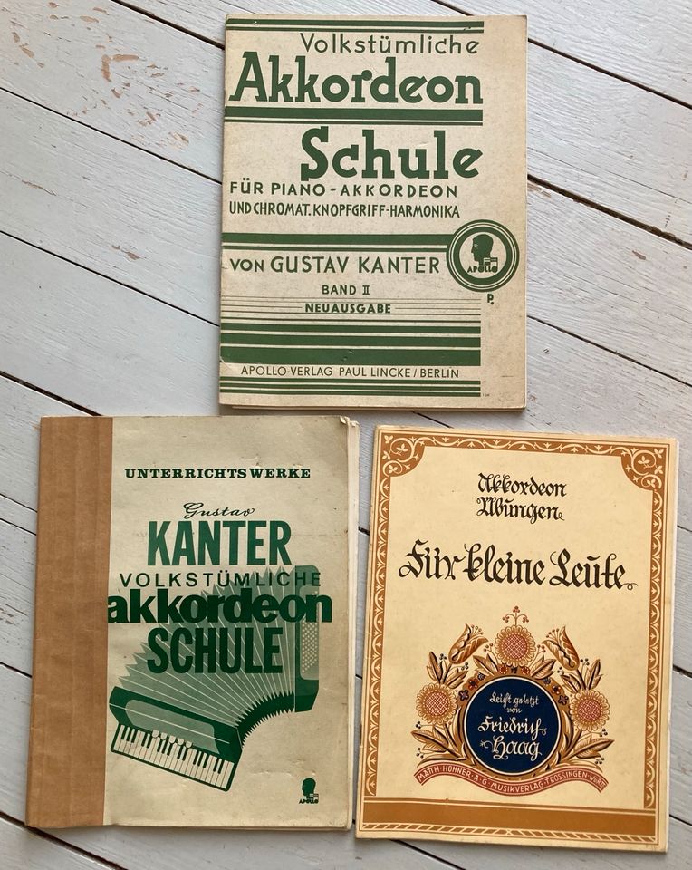Akkordeon von Hohner mit Koffer und Büchern in Berlin
