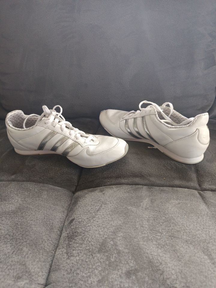 Damen Adidas Midiru Sneakers in der Größe 38 in Niederwiesa