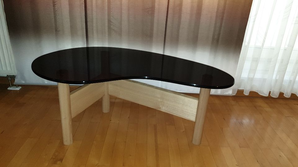 Couchtisch Nierenform, Rauchglas und Holzgestell, ca. 110 x 65 cm in Berlin