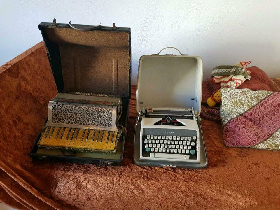Trödel: Koffer Schreibmaschine und mehr in Bexbach