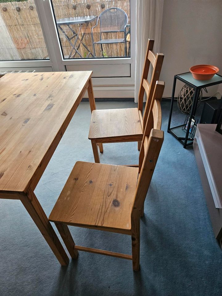 Esstisch und 2 Stühle in Hamburg