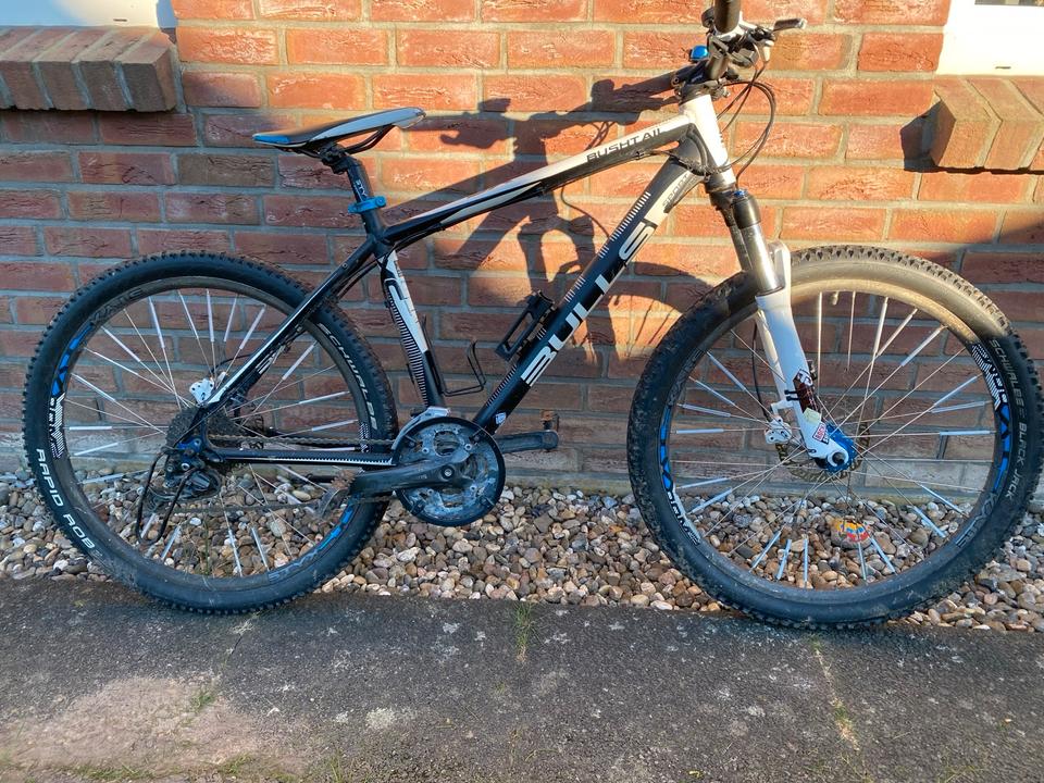 26 Zoll Bulls Bushtail schwarz/blau/weiss Rockshox Federgabel in Marschacht