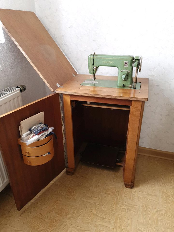 Nähmaschine mit Schrank DDR in Viernau