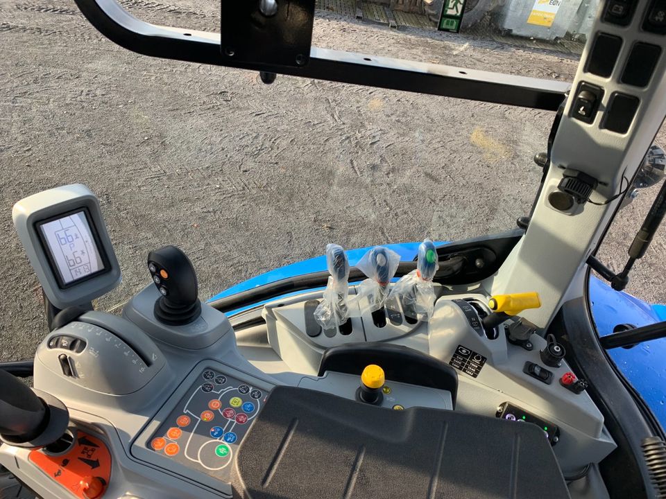 New Holland T5.110DCT - Traktor Schlepper mit Frontlader in Brüggen