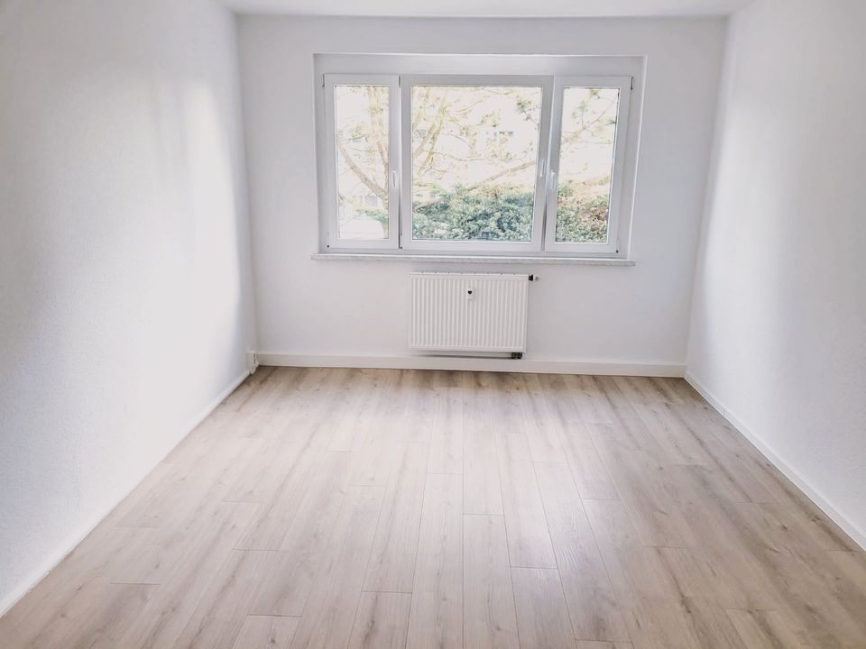 Frisch sanierte und modernisierte helle 57,94 qm 3-Zimmer Wohnung mit Balkon, mitten im Grünen mit Garten Mitbenutzung, Parkplatz direkt vor der Haustür, nur 1 min. zum Supermarkt! in Osterfeld