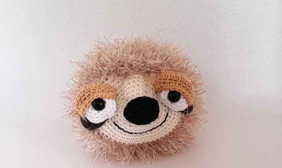 Faultier-- Sloth Sid Magnettier Amigurumi Kuscheltier Schlafmütze in Walchum