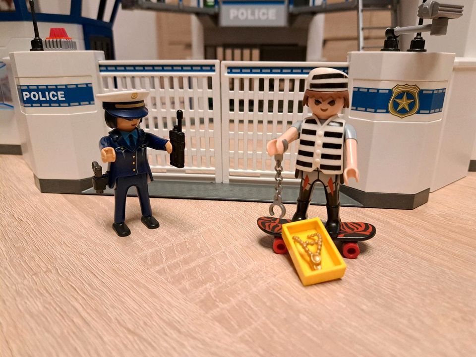 Playmobil Polizei-Kommandozentrale mit Gefängnis 6872 in Radeberg