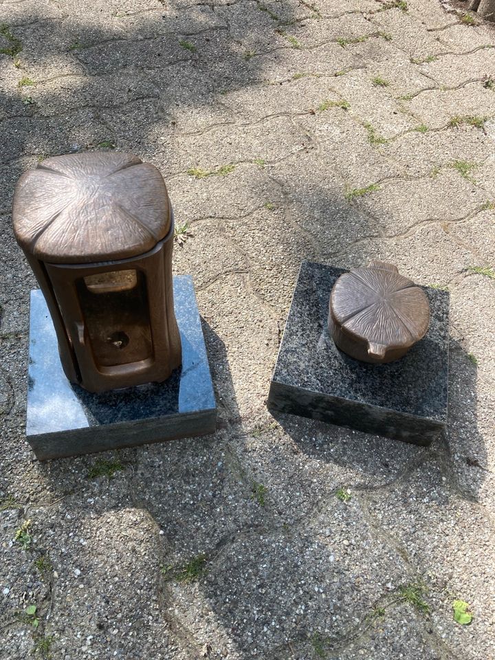 Grablicht und Weihwasserbehälter in Freiburg im Breisgau