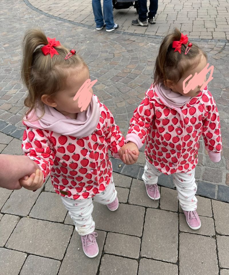 Zwillinge Traum Erdbeere handmade Jacke Mütze Schleife rosa 104 in Sulz