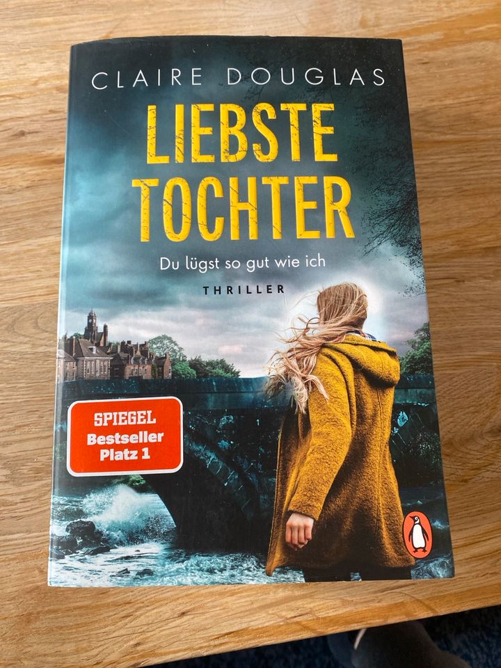 „Liebste Tochter“ von Claire Douglas in Hamburg