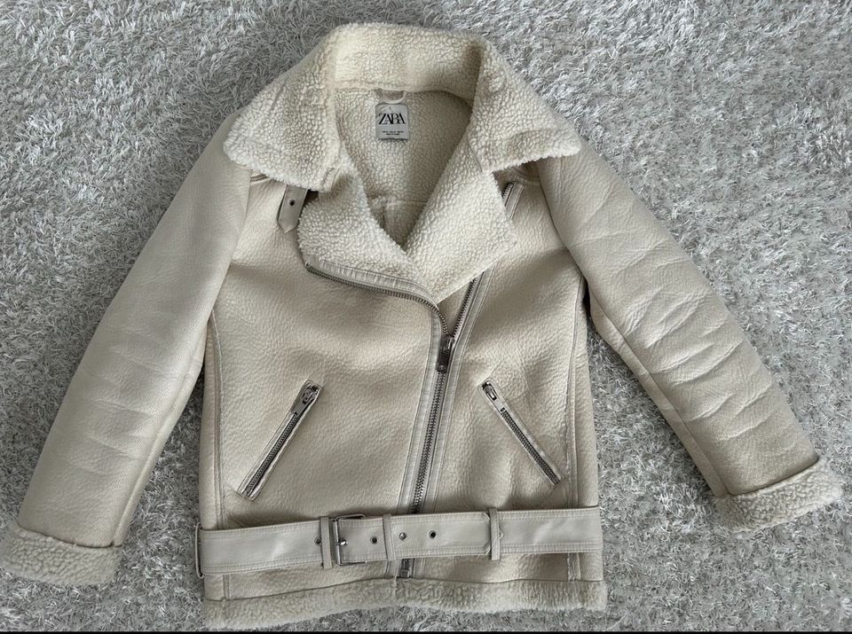 Zara Felljacke Lederjacke Teddy Jacke mit Fell Mantel Blazer S M in Berlin