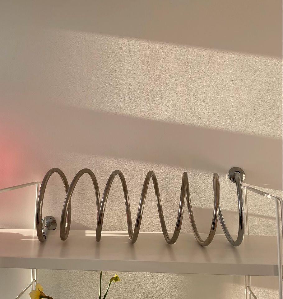 Vintage 80er Spiral Garderobe Chrom wire space age Bauhaus in Leipzig