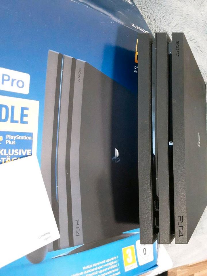 PS4 PRO 1TB mit 2 Controller und Ladestation und Zubehör in Frankfurt am Main