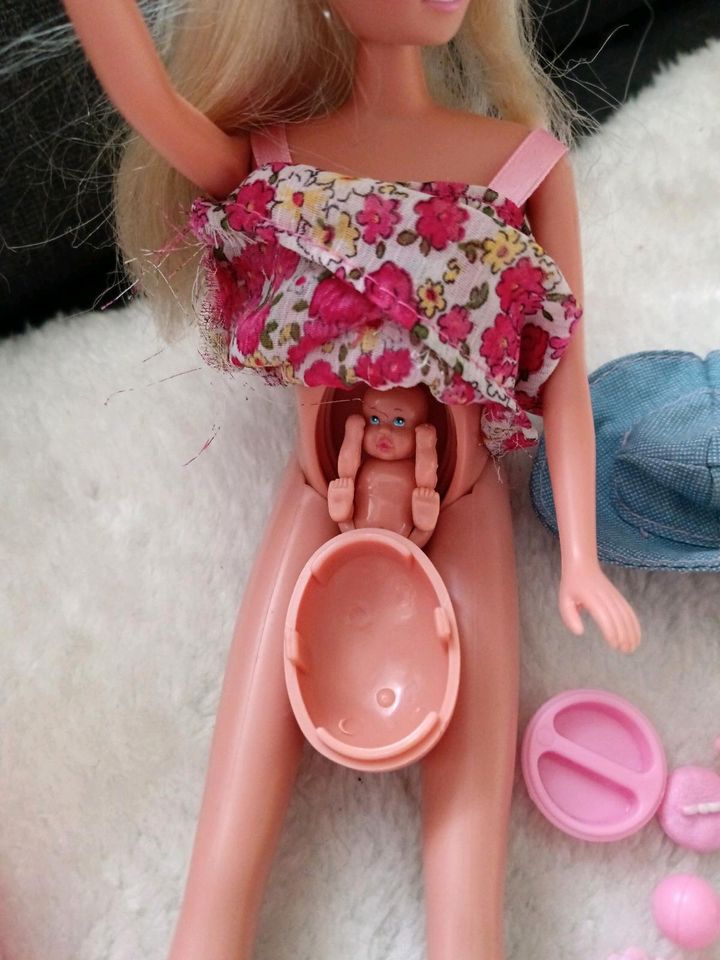 Barbie schwanger /Baby und Zubehör in Geltendorf