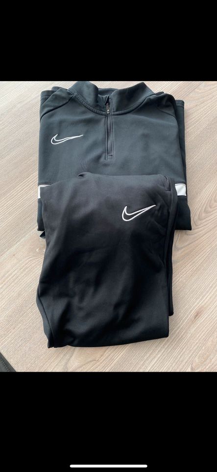 NEU Nike Trainingsoutfit, Trainingsanzug (Sporthose und Pullover) in Remchingen