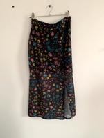 Schwarzer mesh Rock mit Schlitz und Blumen Design / Neu! Niedersachsen - Hermannsburg Vorschau