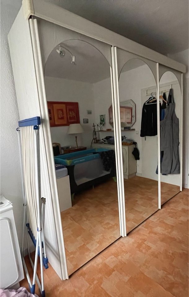 Kleiderschrank mit 3 Spiegeln in Wuppertal