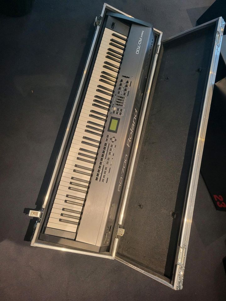 Roland RD-700 Stagepiano mit Case in Dortmund