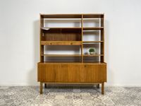 WMK Stilvoller & gut erhaltener skandinavischer Bücherschrank in Teakholz mit Vitrine & Schubladen # Regal Bücherregal Highboard Sideboard Kommode Wandregal Wohnzimmerschrank Mid-Century Vintage Teak Friedrichshain-Kreuzberg - Friedrichshain Vorschau