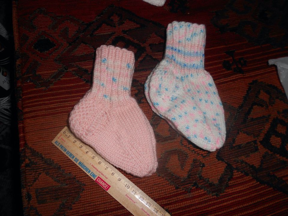 2x Kleinkind-Socken 12cm Baby Strick-Strümpfe Mädchen Handarbeit in Weil a. Lech