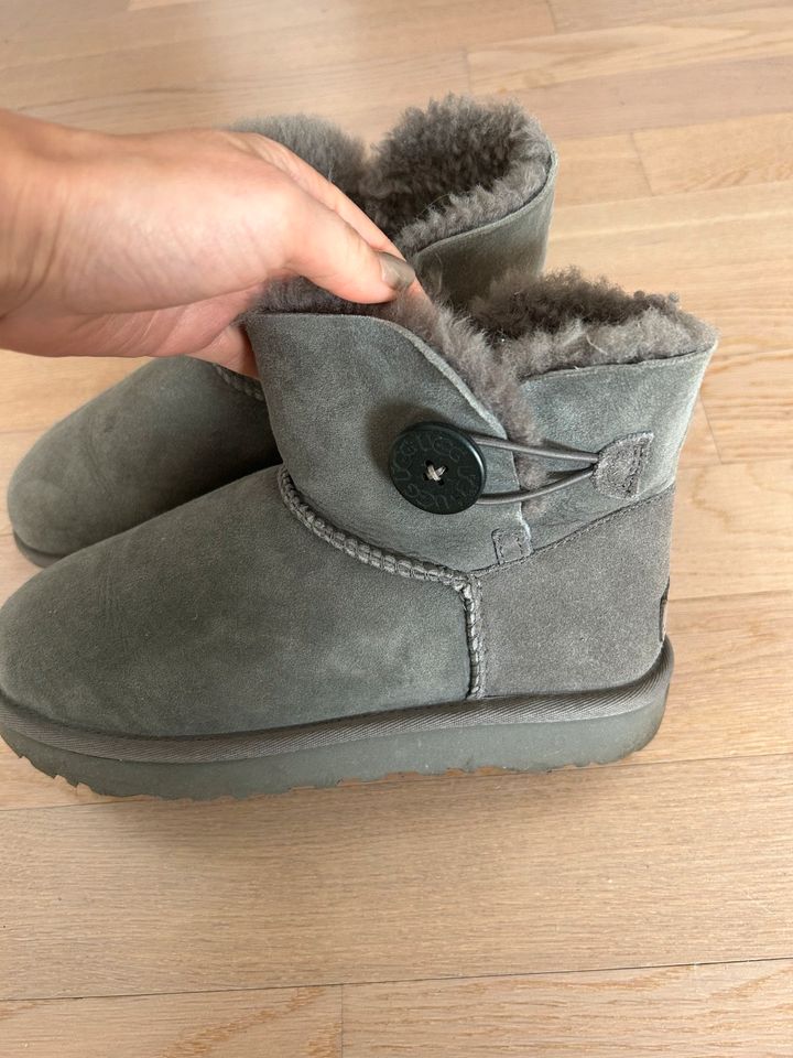 Graue UGG-Boots in Berlin