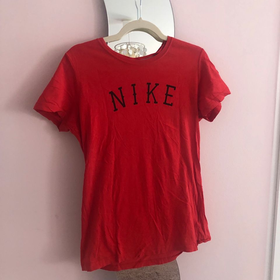 Nike Tshirt in rot in XL in Friedberg (Hessen)