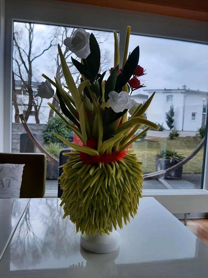 Perücke aus Schaumstoff mit Rosen in rot-weiss in Schömberg