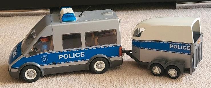 Polizeibus mit Pferdeanhänger von Playmobil zu verkaufen in Dahlewitz