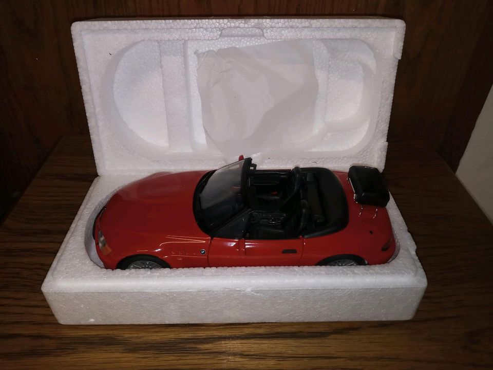 Modellauto 1:18 Dealer BMW Z3 Roadster + Koffer UT-Models in Frankfurt am Main