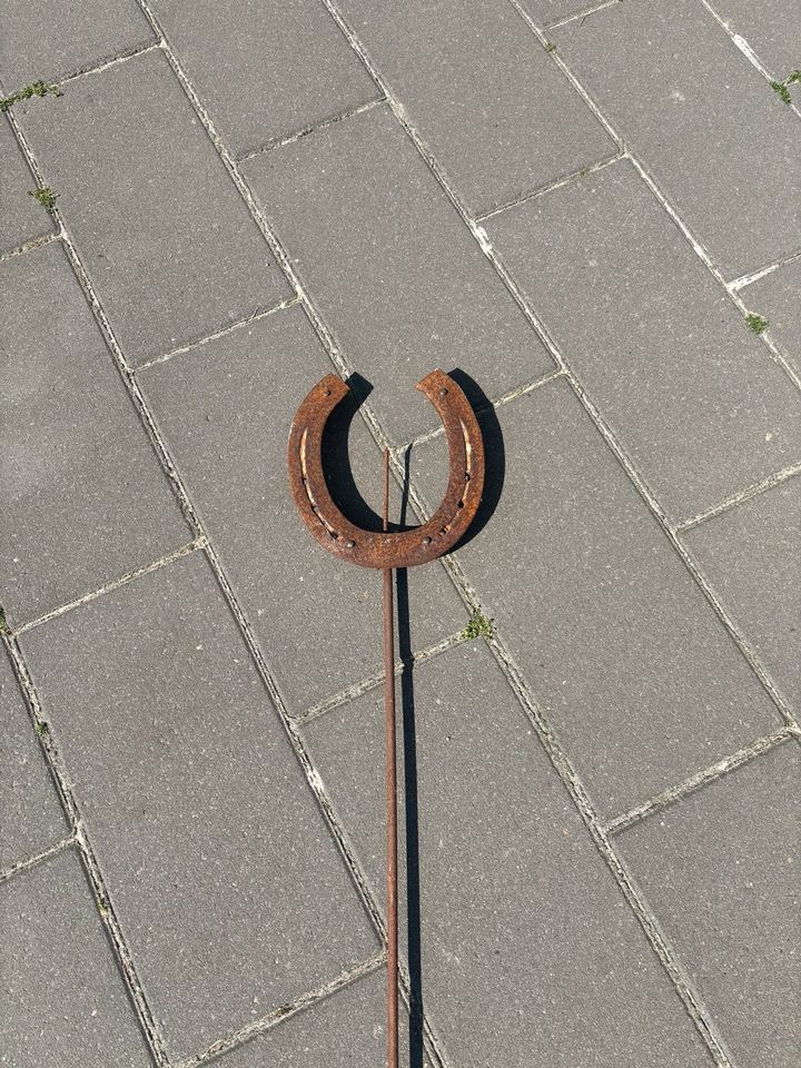 Gartenstecker Hufeisen Rost in Großefehn