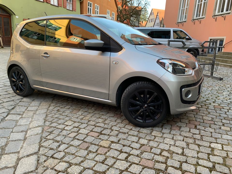 VW Up! 75Ps, Panorama, PDC, Navi, WR in Dinkelsbuehl