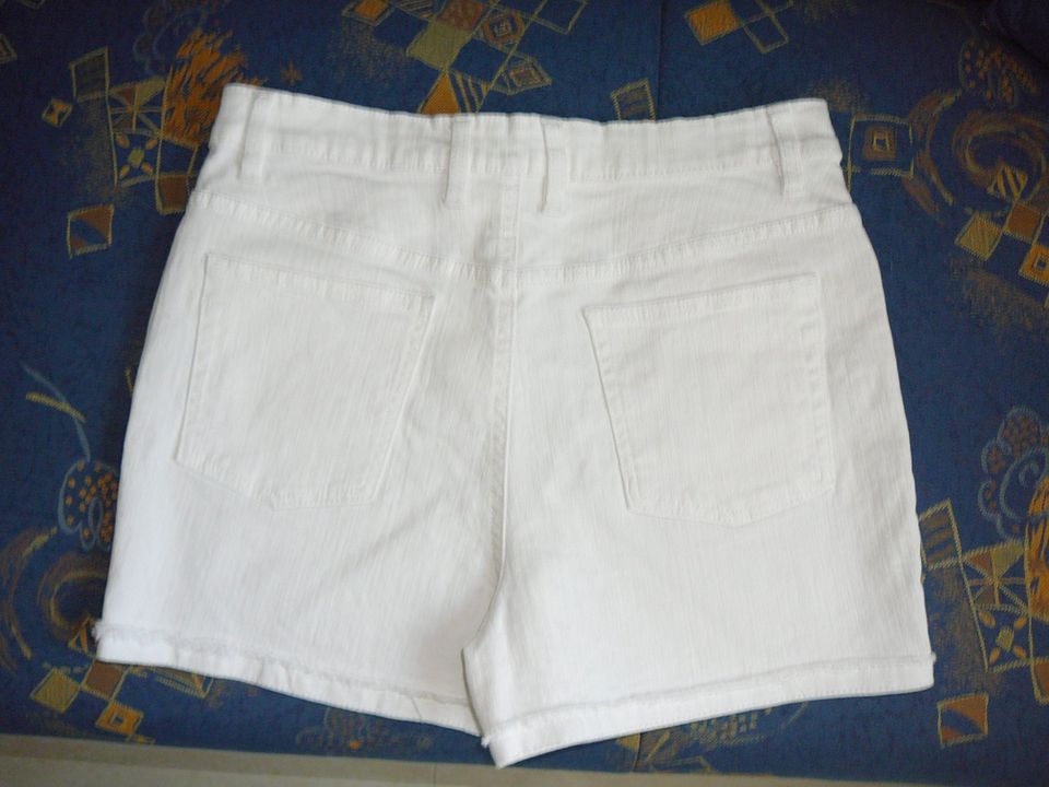 Jeansshorts,Shorts,kurze Jeans,Hotpants mit Fransen,Größe 40,NEU in Gladbeck