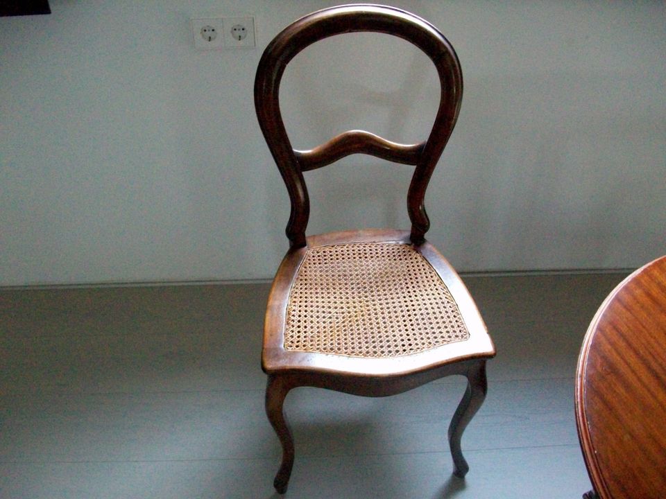 Antike Sitzgruppe-Säulentisch und 3 Stühle Geflecht in Schönwalde-Glien