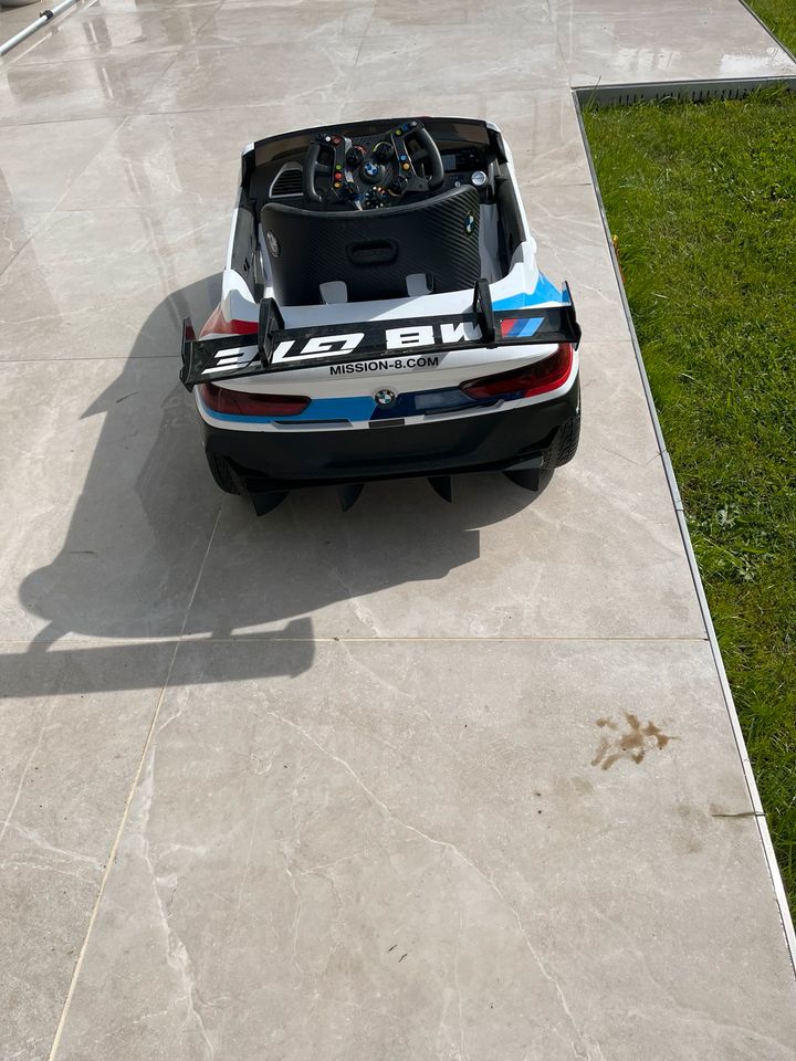 Kinder elektro Fahrzeug BMW M8 GT in Saaldorf-Surheim